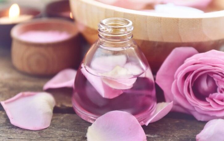 Lotion mit Rosenblättern